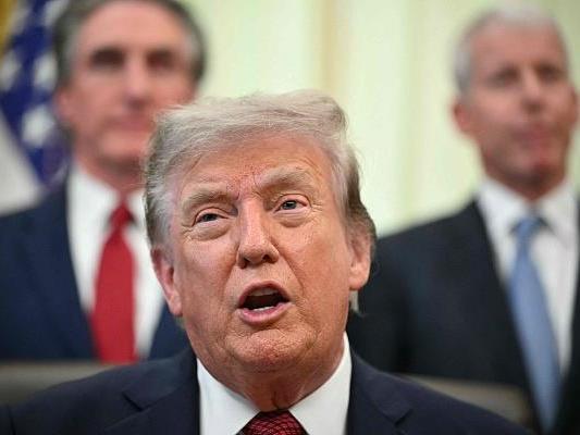 对全世界加税 美国的“关税续命术”又有了新剧本