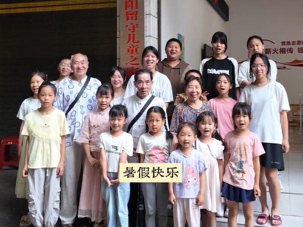 一个小镇“傻老头”和孩子们持续21年的约定｜人间事儿