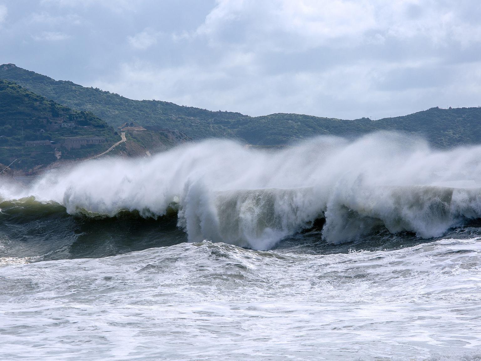 专家：台风“白海豚”能量高度集中，多地需留意极端强降水风险