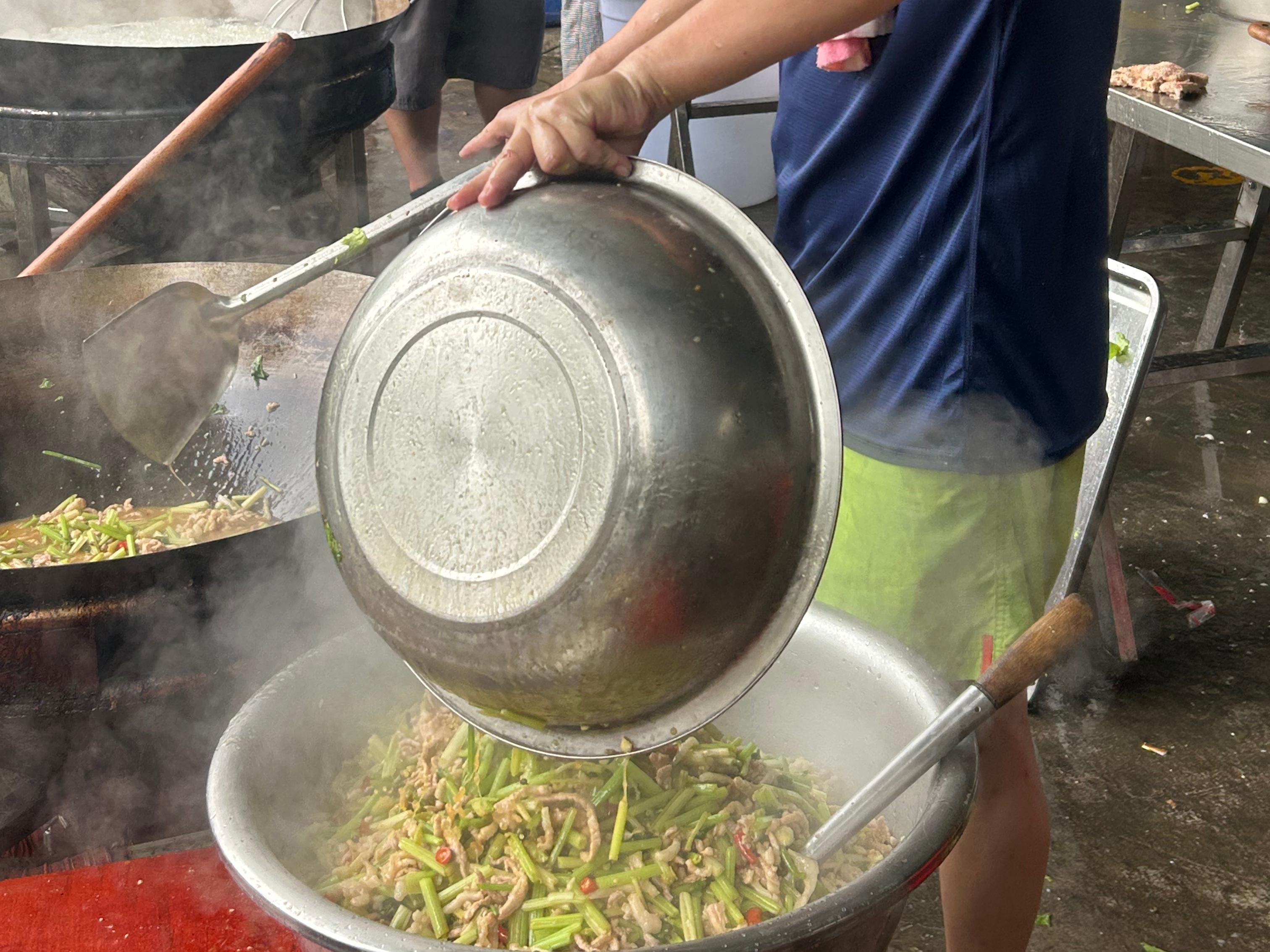四川厨师自带锅灶驰援广西：炒菜特意少放辣，适应老表口味