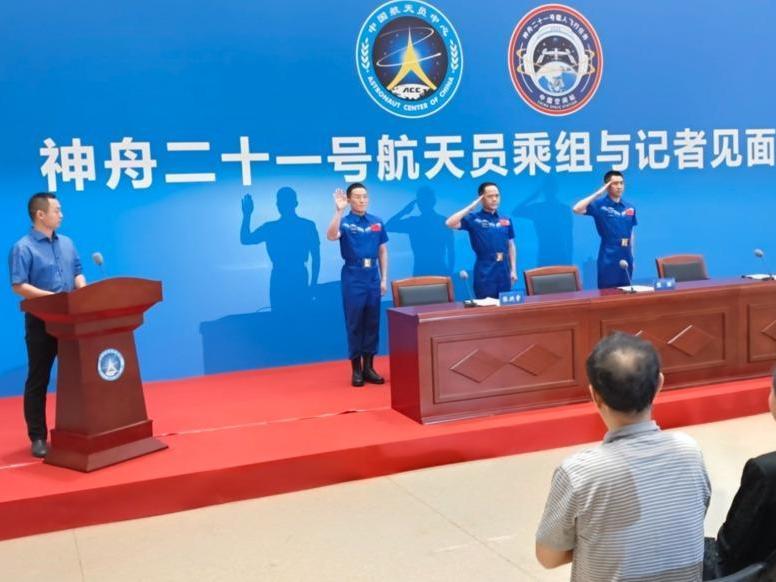 经历多个首次 实现多项突破！神二十一乘组回家后首次公开亮相
