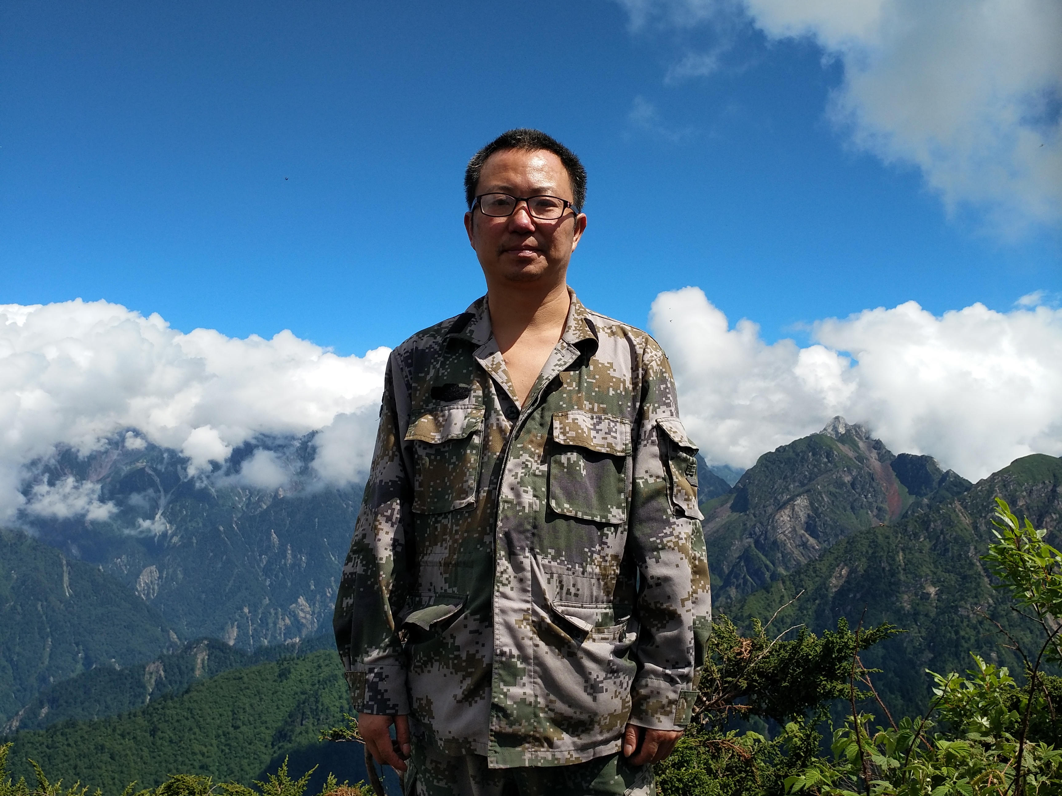 2万摄影狂魔马文虎:邂逅大熊猫6次的幸运儿 专拍唐家河各种"第一次"