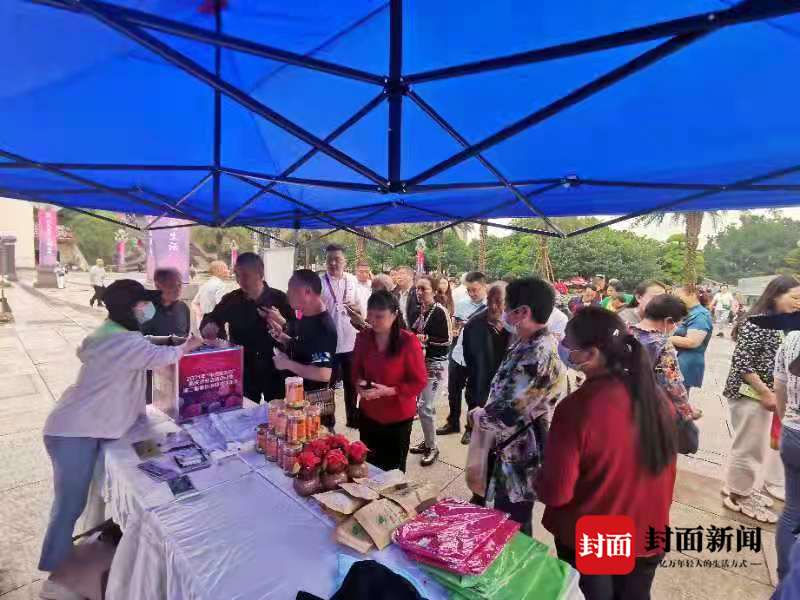 市民在现场参与惠民活动抽奖