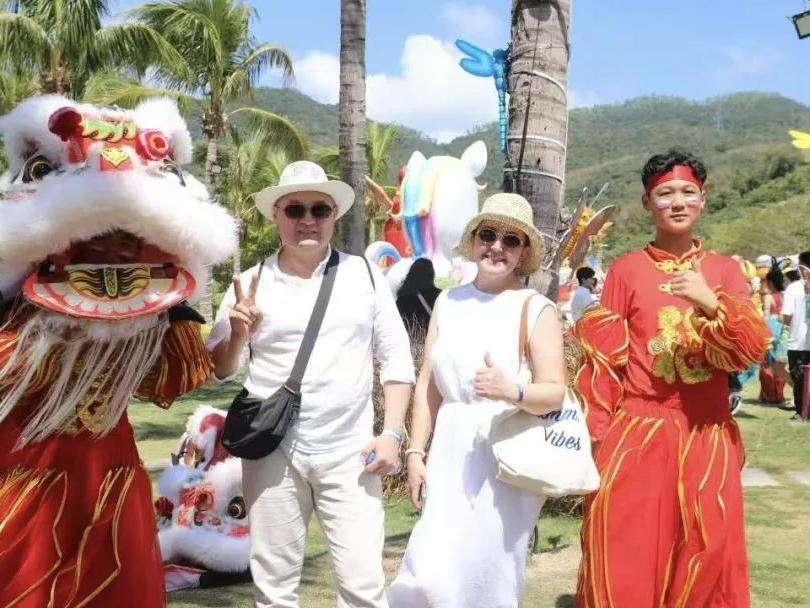 海南“封关”后首个春节：三亚入境游暴增3倍，外国游客涌入“环游世界”