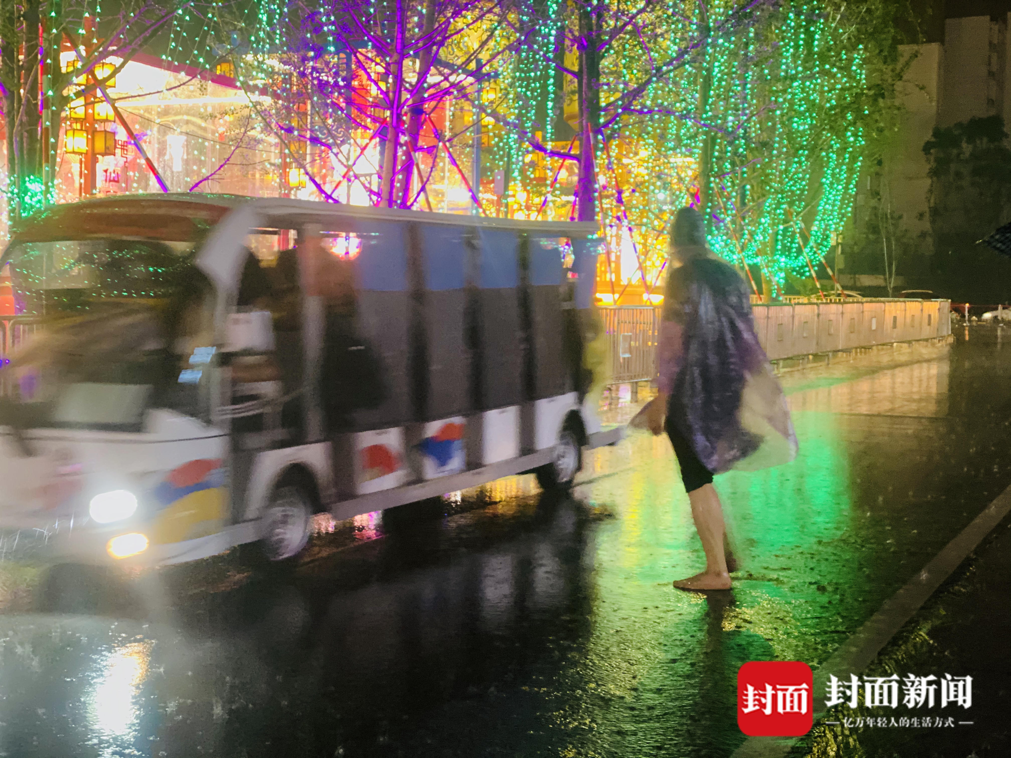 狂风骤雨下的“平静” 自贡·中华彩灯大世界有序疏散游客6000余名