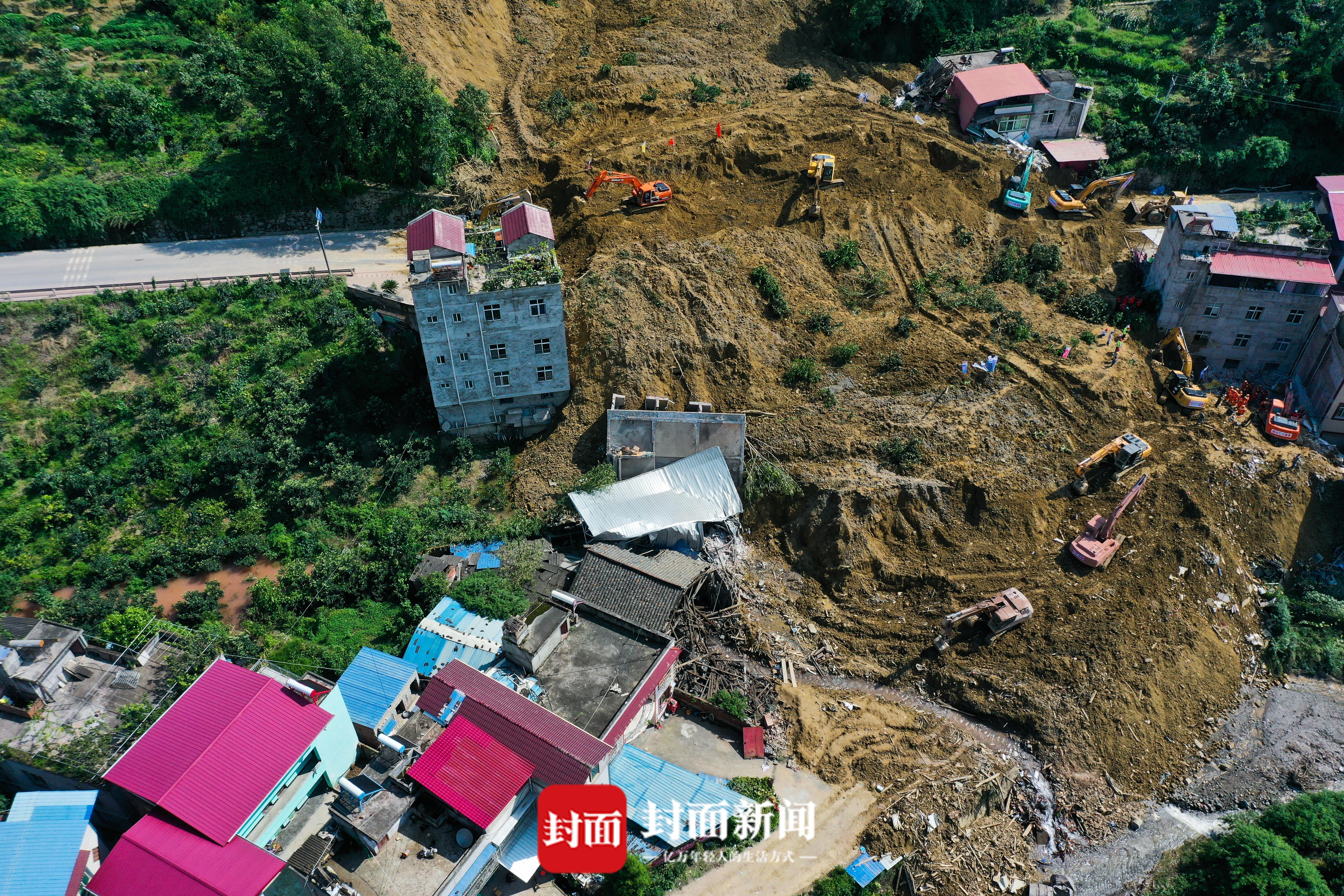 图片直击四川汉源山体滑坡救援现场