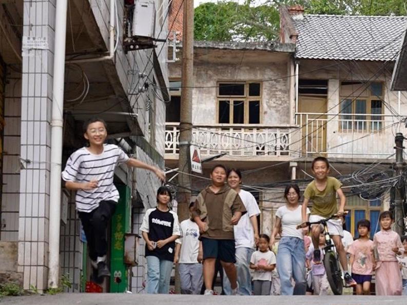 小镇“傻老头”，与全村孩子一“约”就是21年｜人间事儿