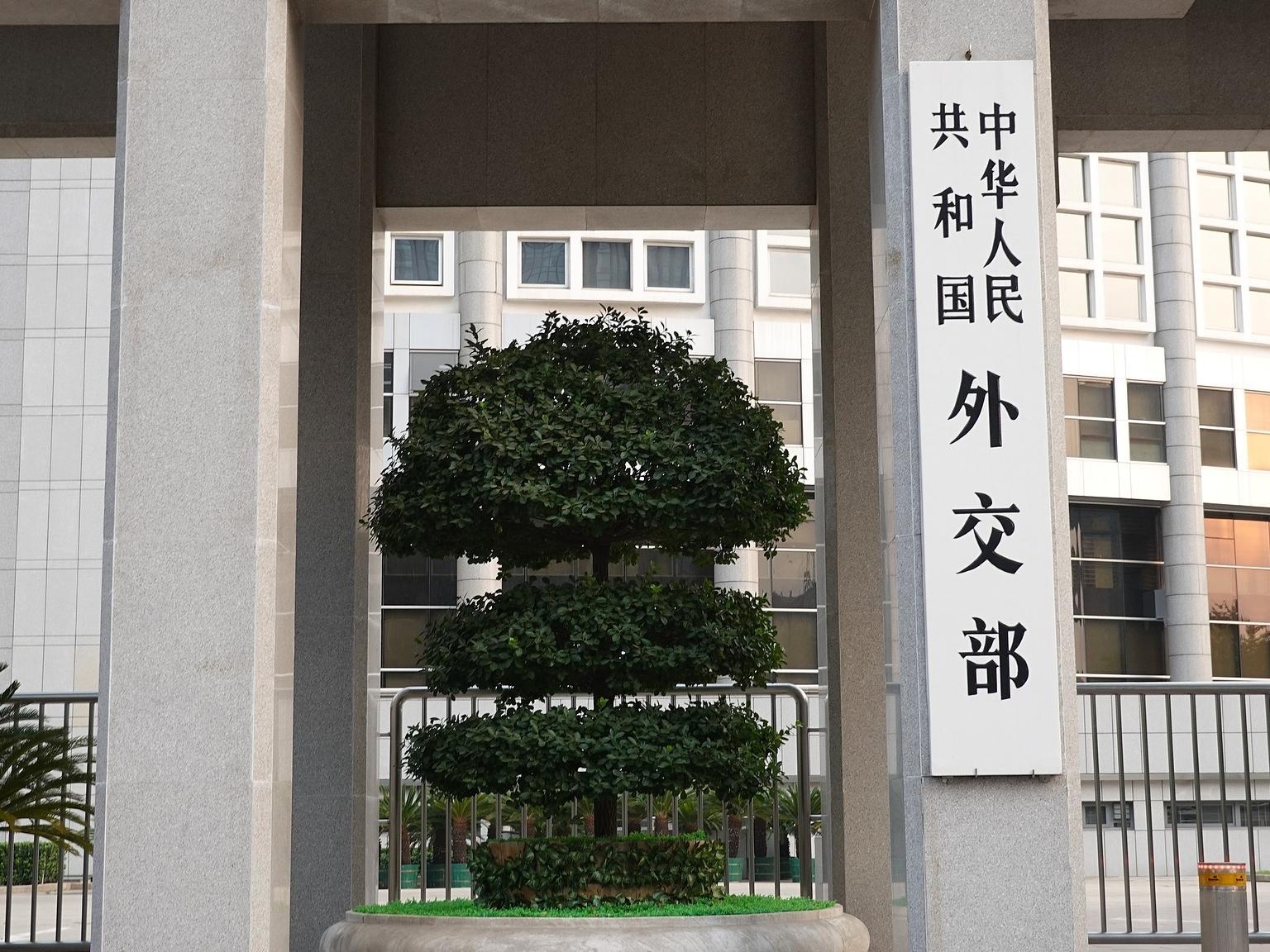 外交部发言人就对加拿大、英国实施免签政策答记者问