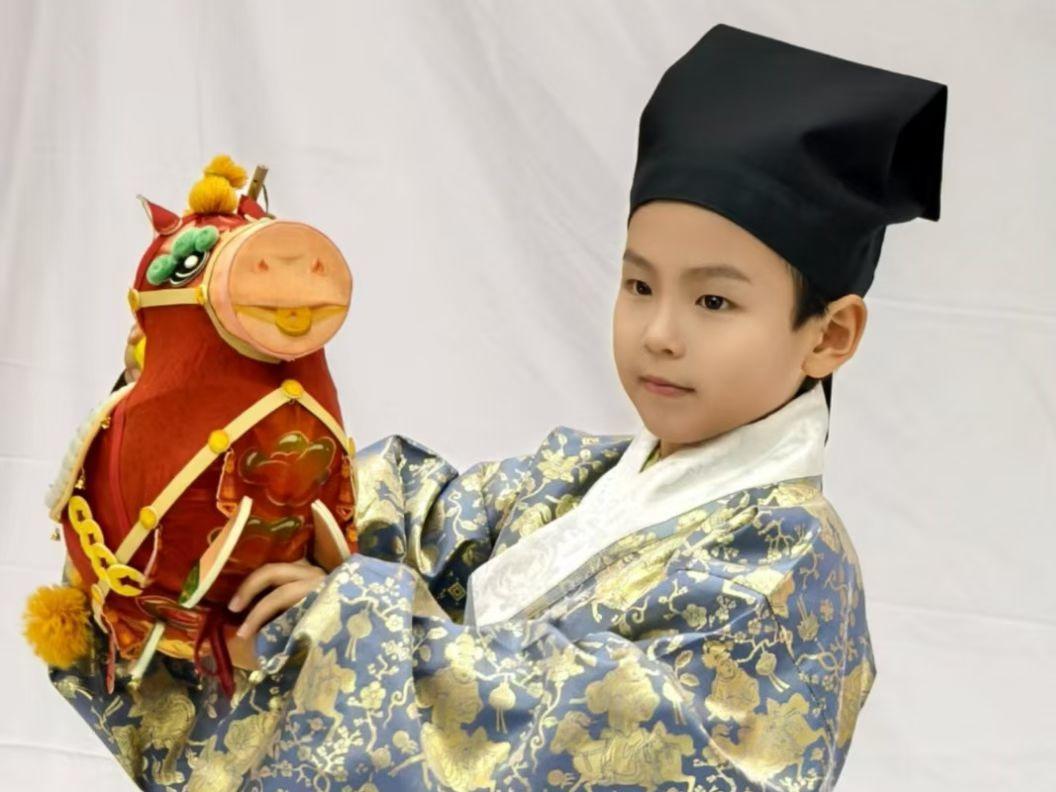 春晚小演员身穿汉服登上热搜 设计者陈诗宇揭秘制作过程