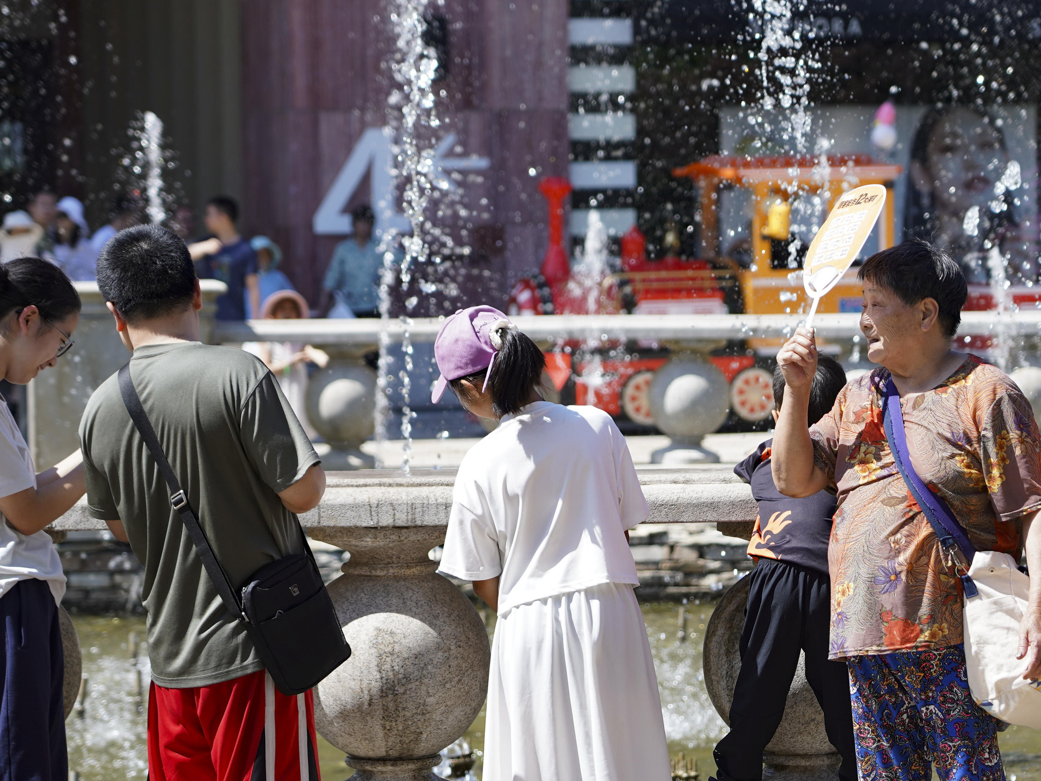 闷热！从南到北一起“蒸桑拿” 部分地区体感温度直逼45℃