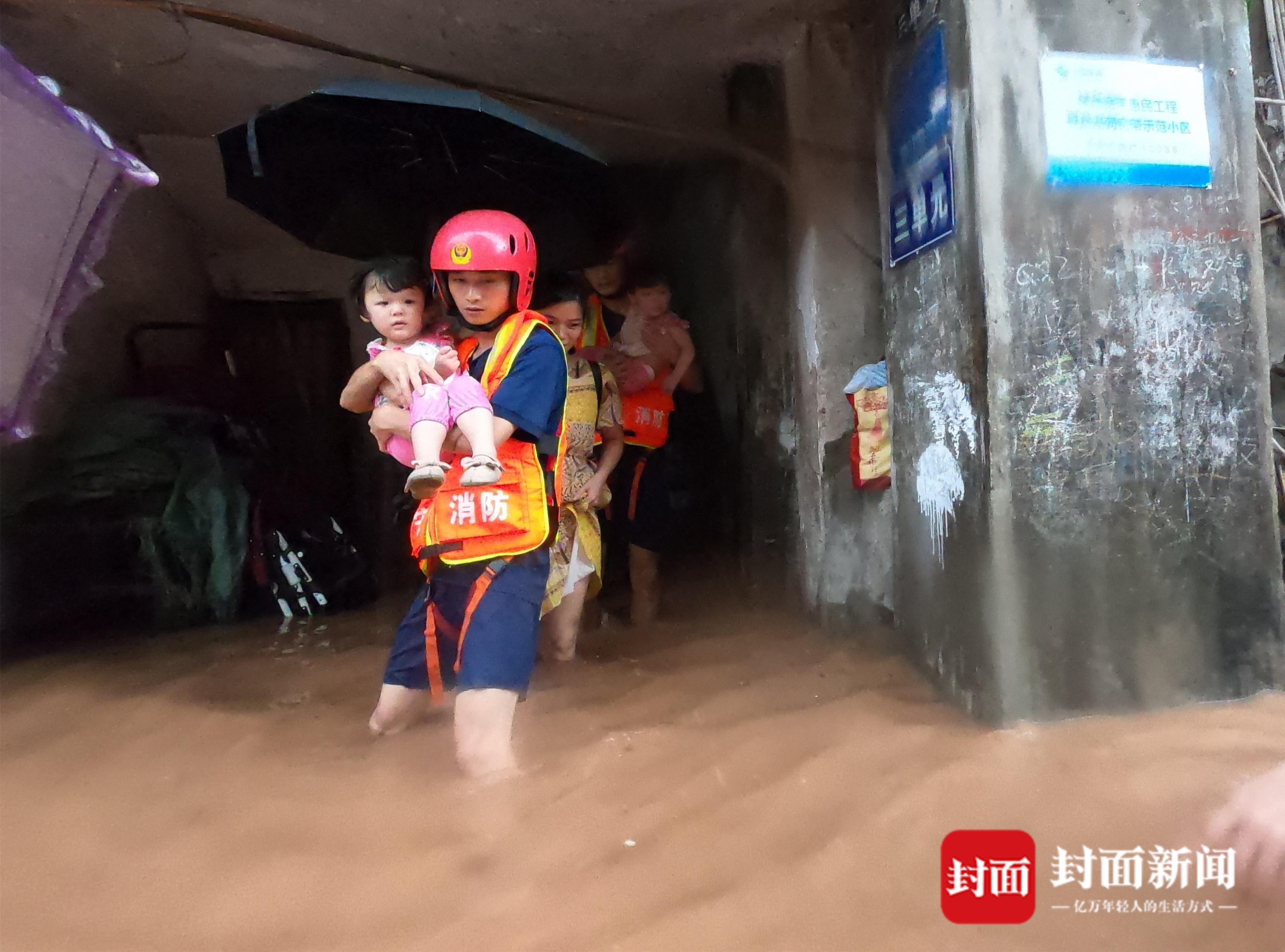 广东暴雨地下车库被淹，男子涉险救爱车 被冲走！-直播吧