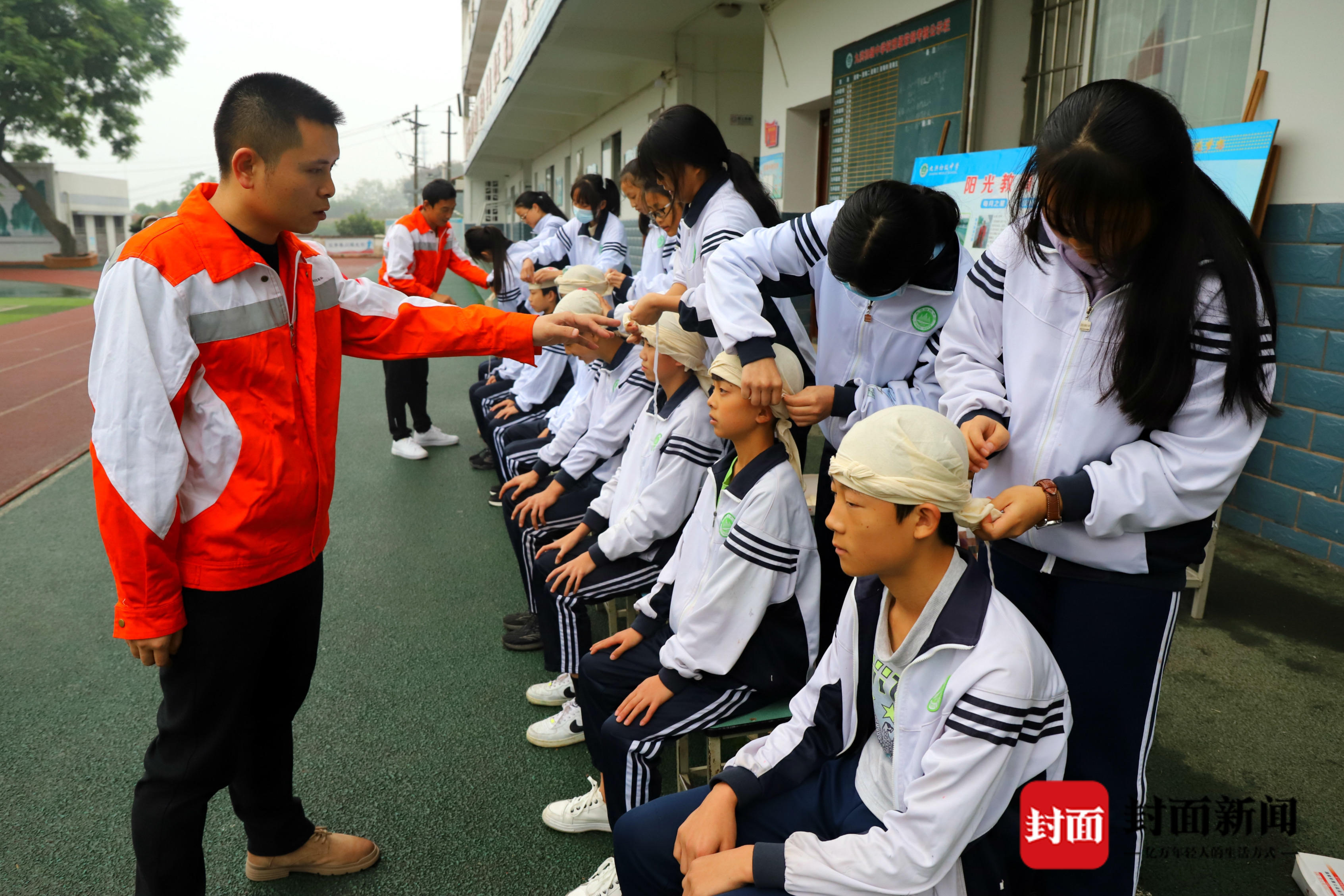 每月举行应急演练 四川自贡沿滩这所中学常态化提升学生安全防范意识