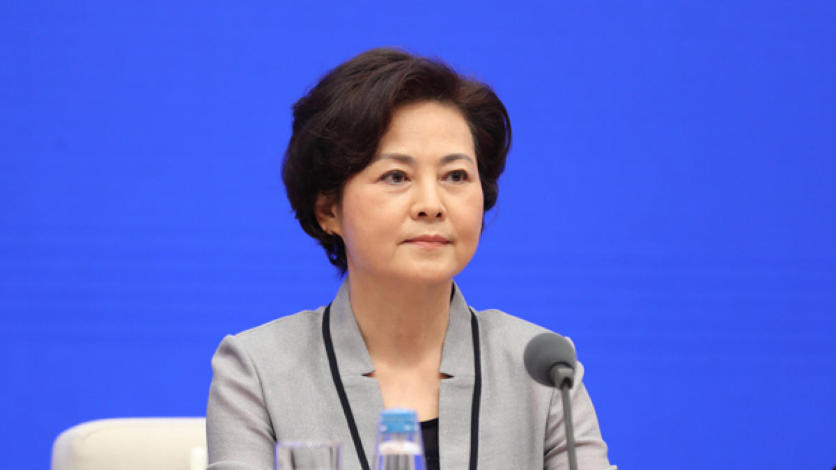 人美心善的医学生出手了……走失男童没穿衣服在街头乱跑,幸亏遇到她!