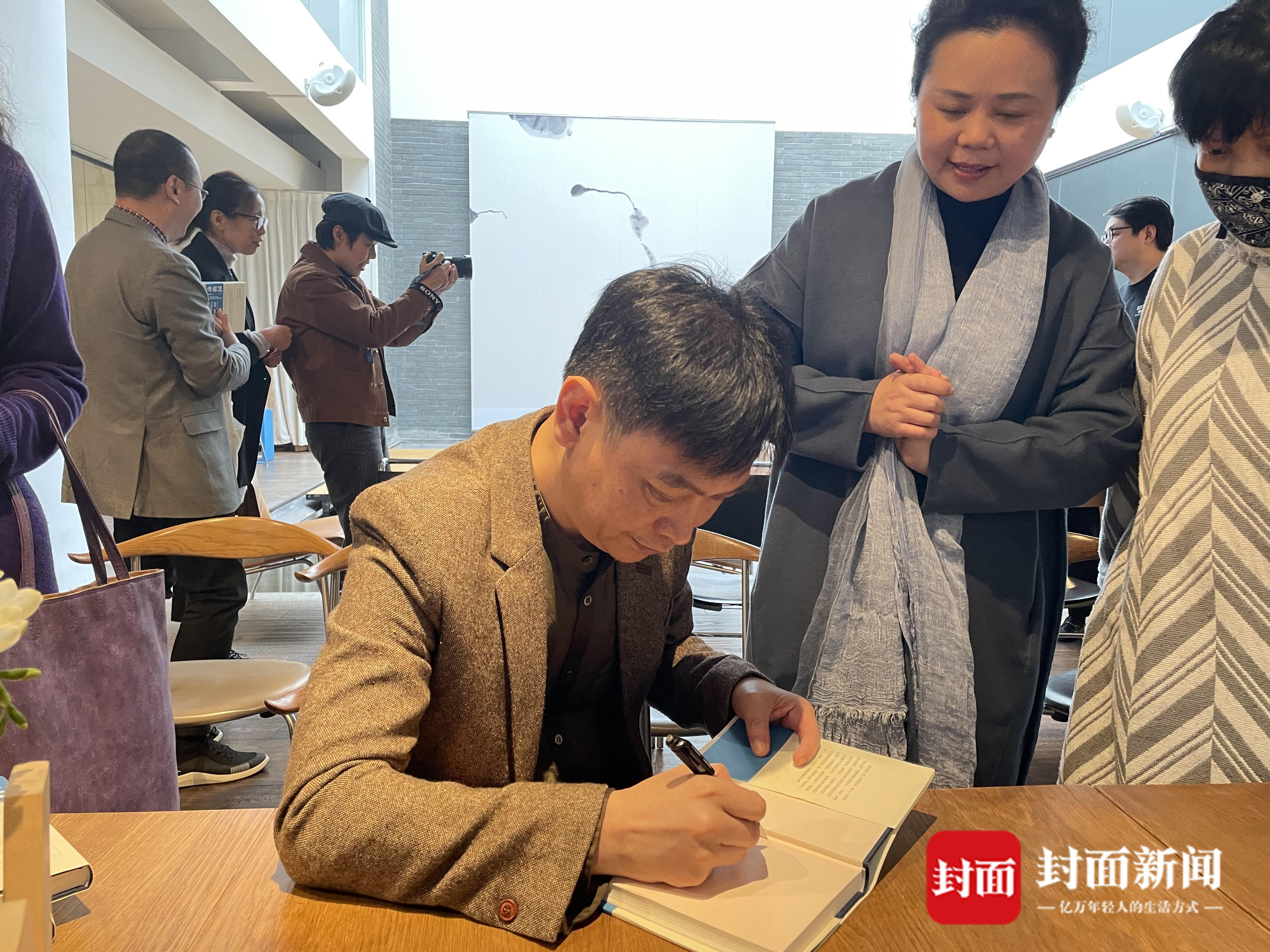 翟永明洁尘何小竹等成都作家雅聚讨论了一番