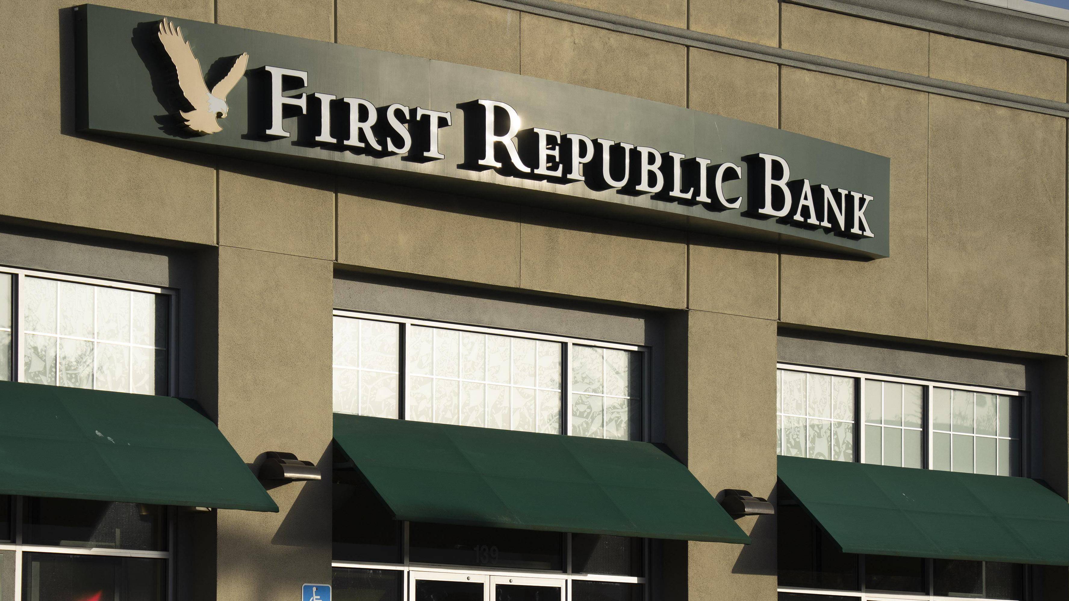 美国第一共和银行股价一度暴跌50%