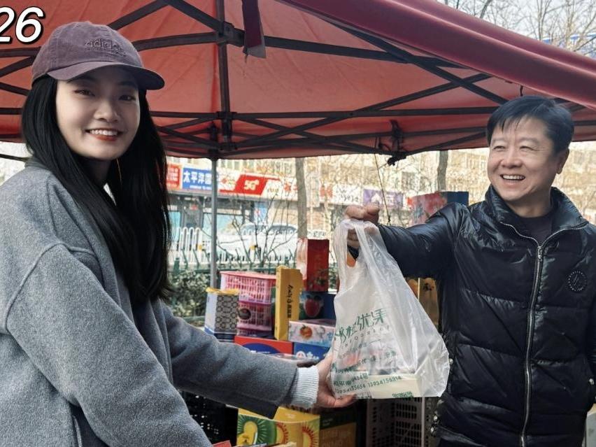 山西女孩27年后与照片里的陌生人同一地点相遇 背后老式电话亭变5G手机店