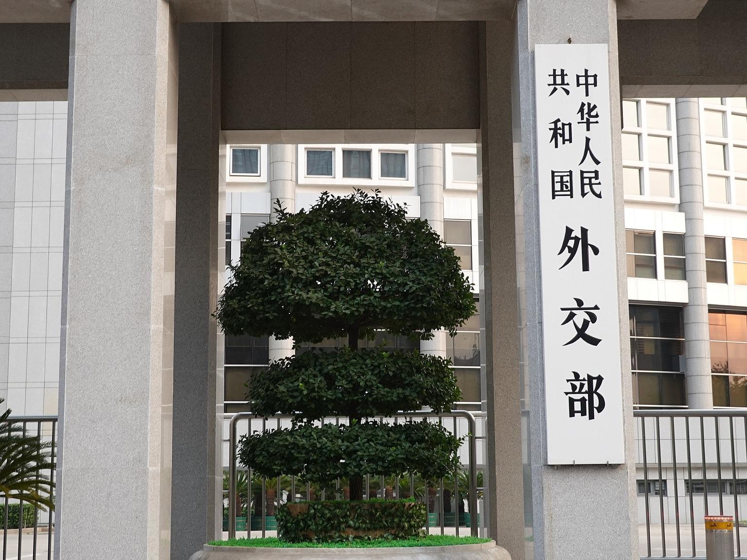 外交部边海司负责人就菲律宾在仁爱礁蓄意挑衅提出严正交涉