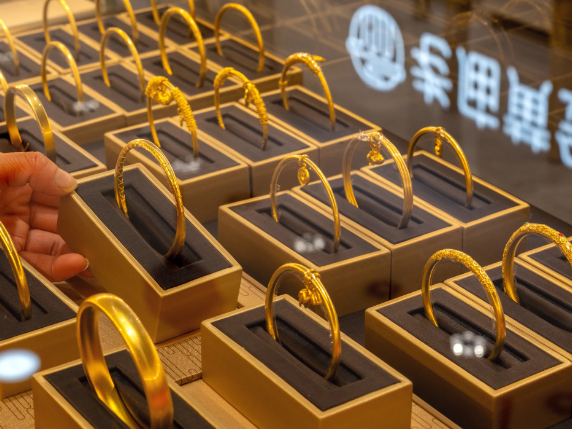 金银价格再跌，金饰买贵了能退吗？专家：目前黄金已“超买”，长期仍看好