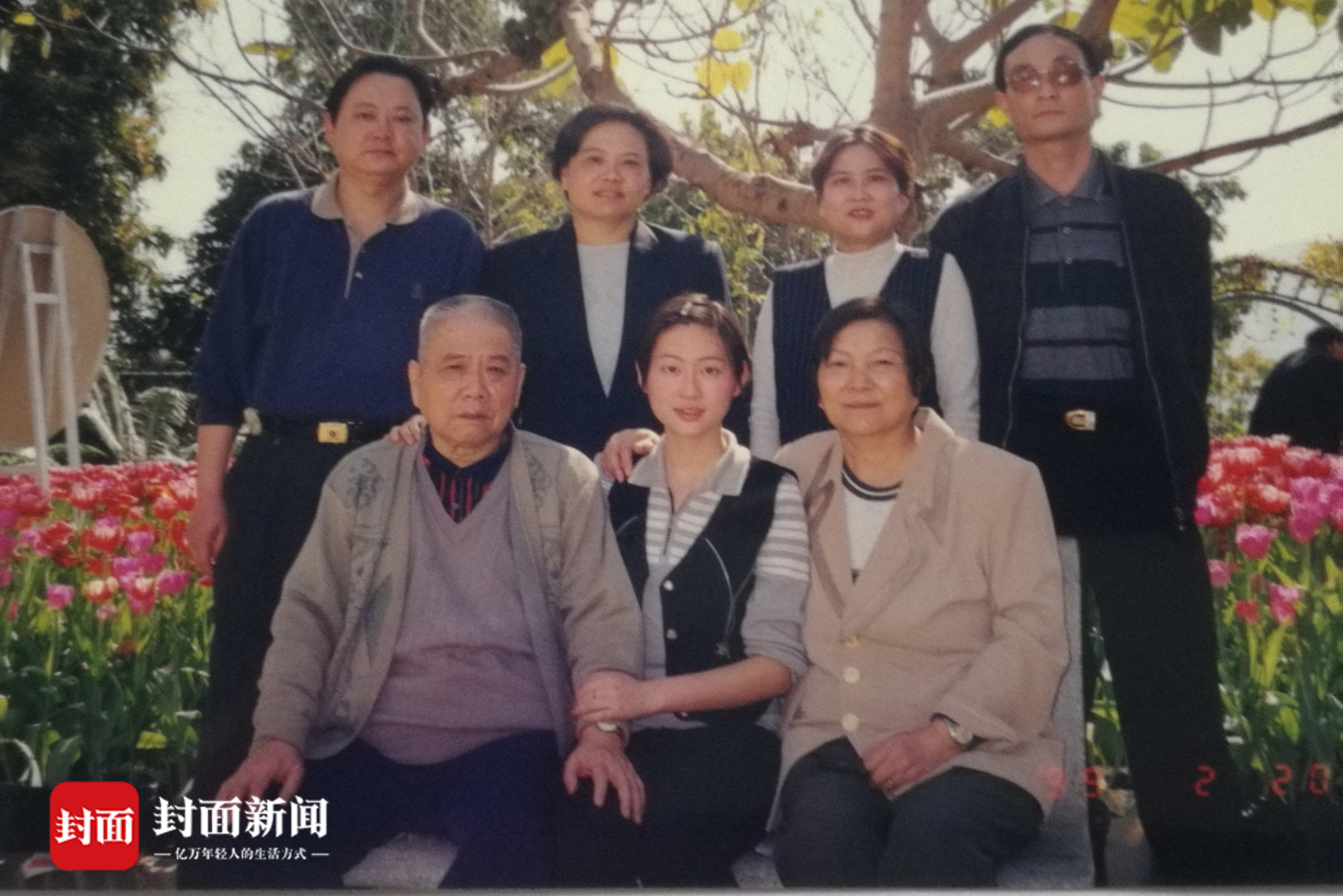 杨爱群父母,弟弟妹妹,丈夫女儿,一家人在攀枝花公园留影