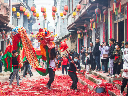 年轻人春节返乡，“挤爆”县城酒店？