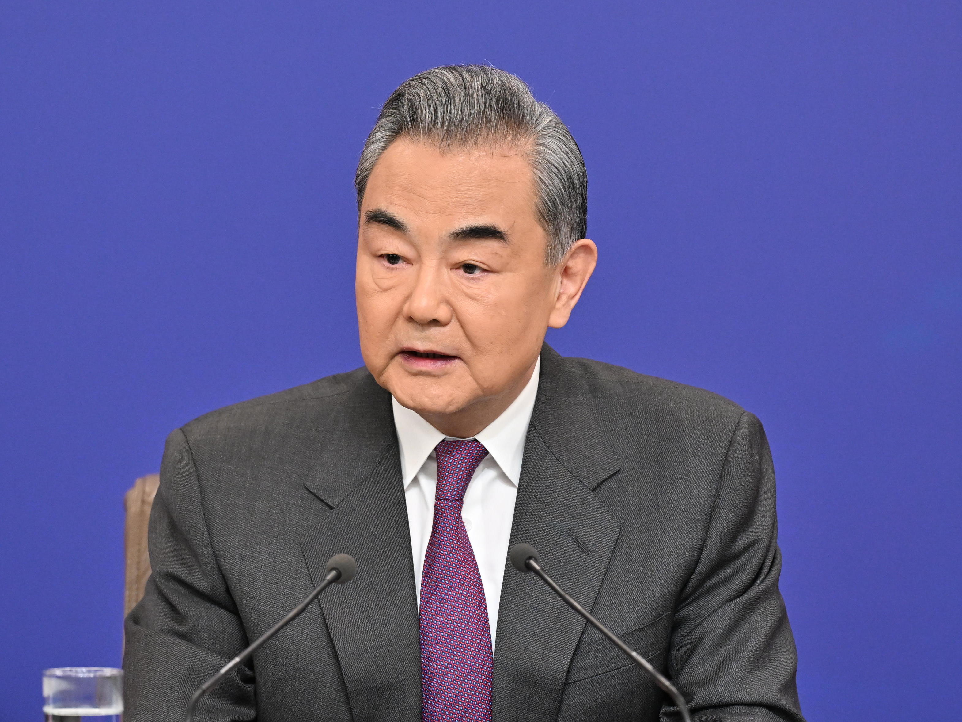 王毅同以色列外长萨尔通电话