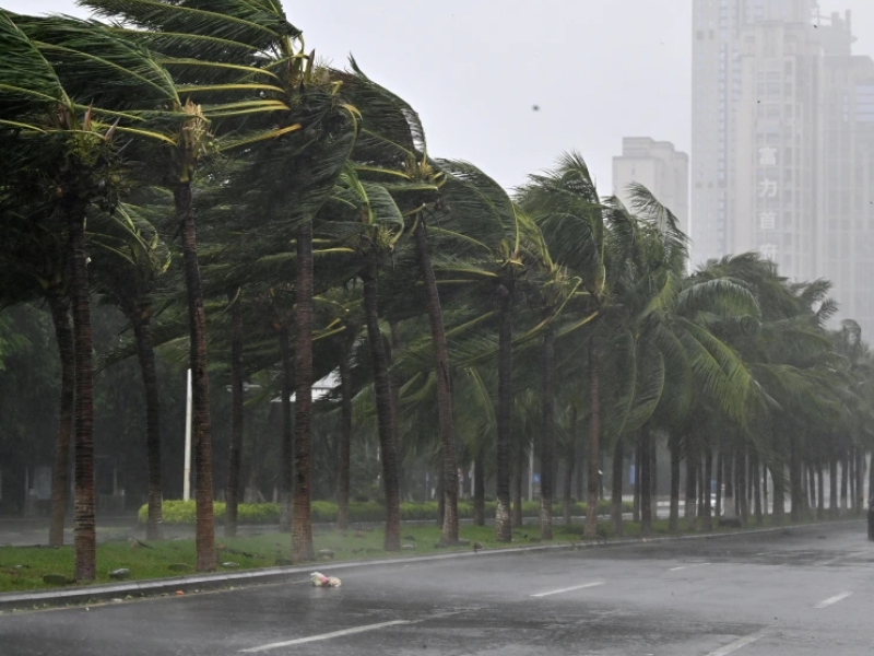 台风“红霞”加强 预计今夜明晨在香港到广东惠来一带沿海登陆