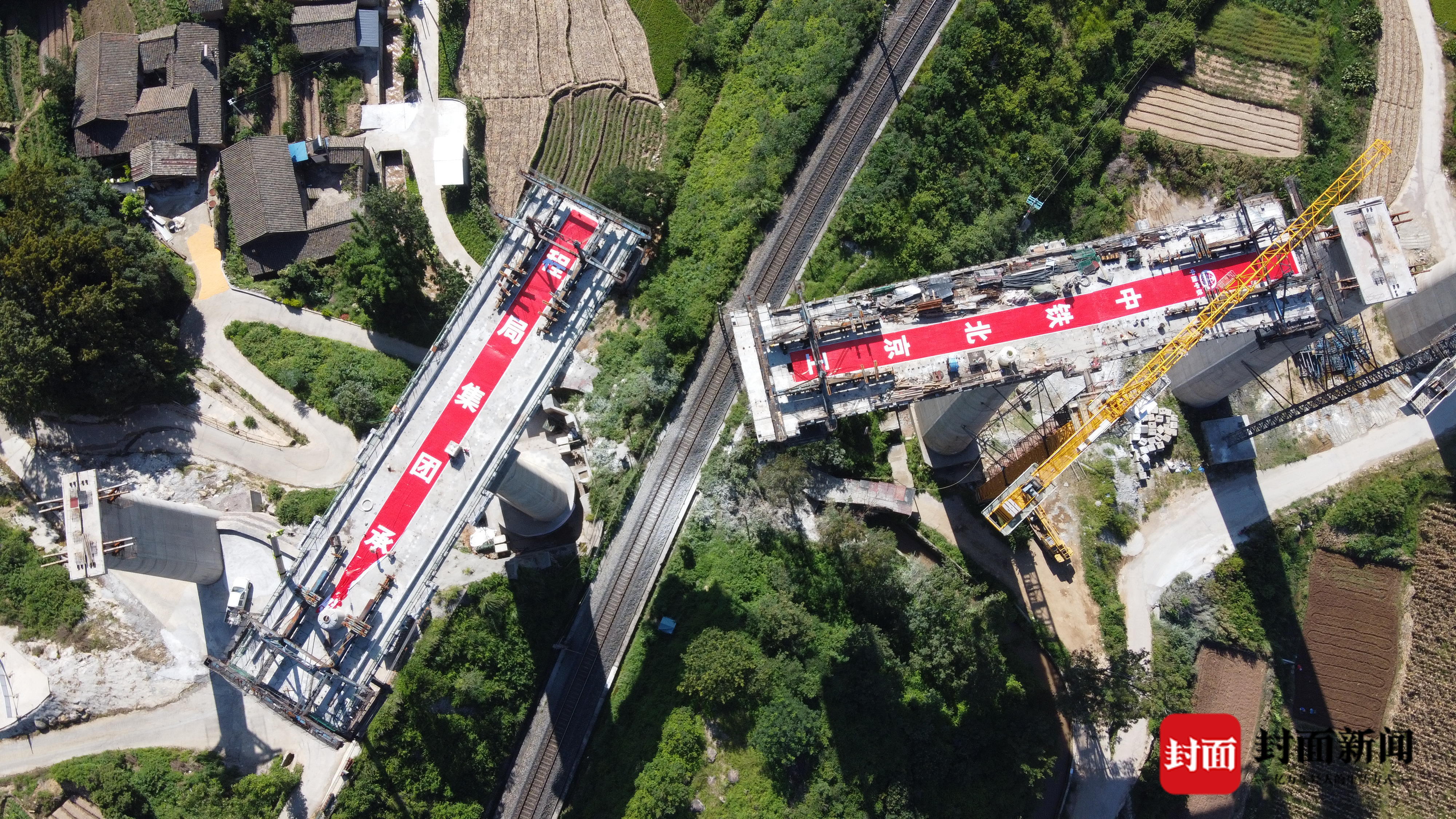 成昆铁路复线罗所关安宁河双线特大桥43号墩梁体顺利"转身" - 封面新