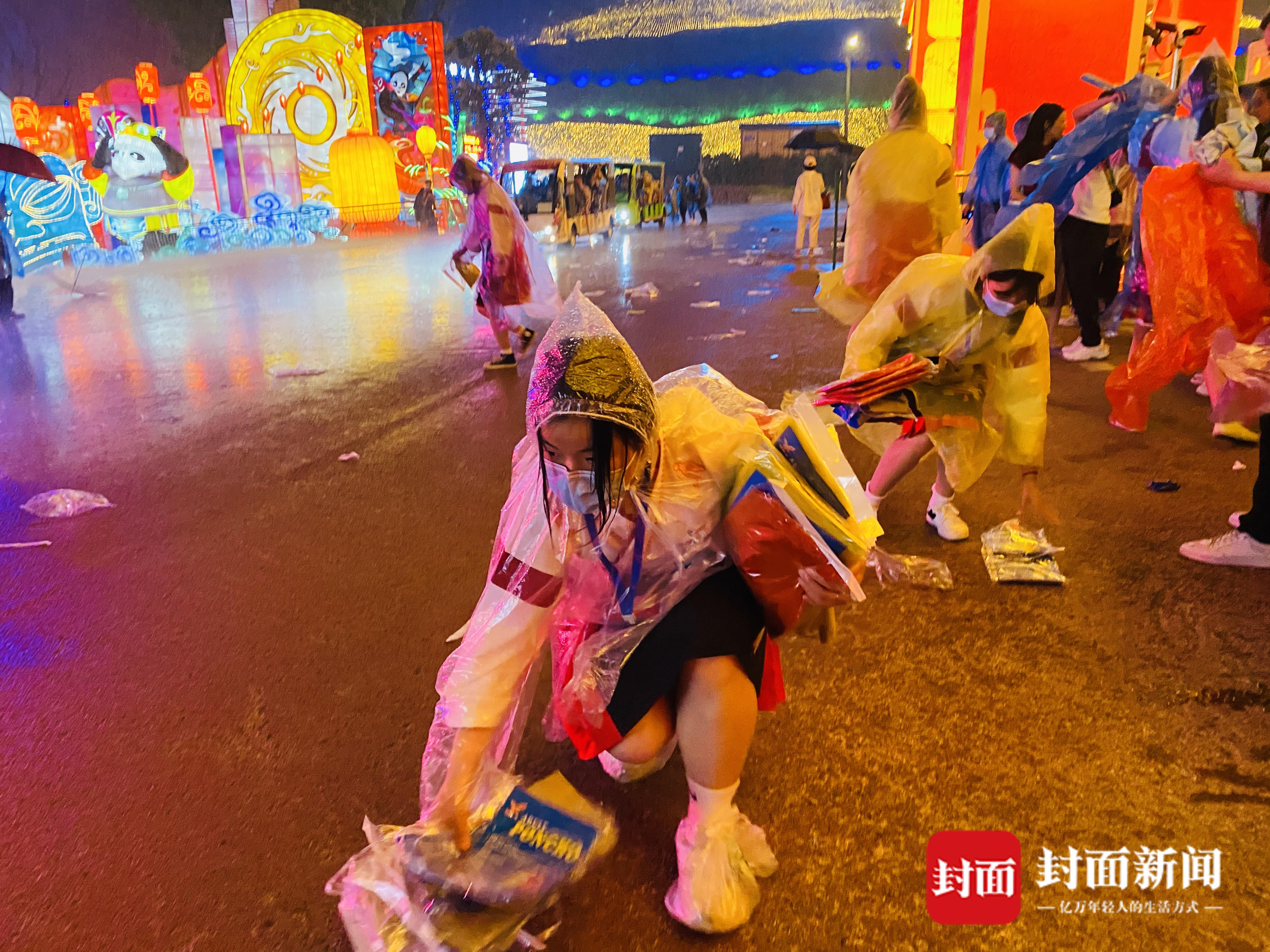 狂风骤雨下的“平静” 自贡·中华彩灯大世界有序疏散游客6000余名
