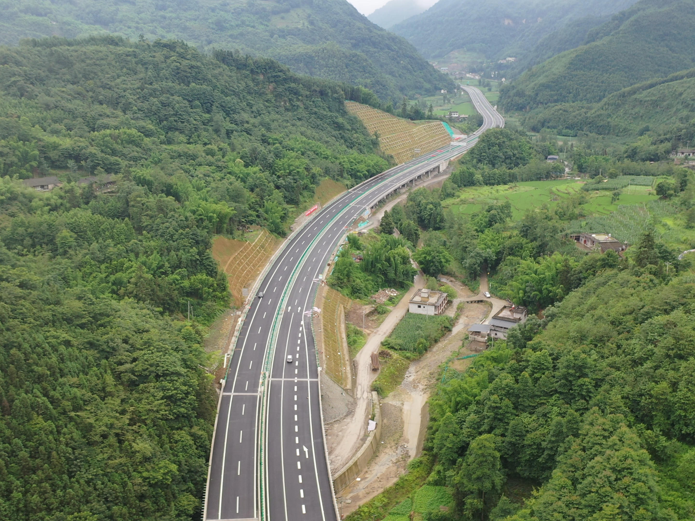 四川峨汉高速峨眉至峨边段7月1日通车 两地车程从2小时缩短至40分钟