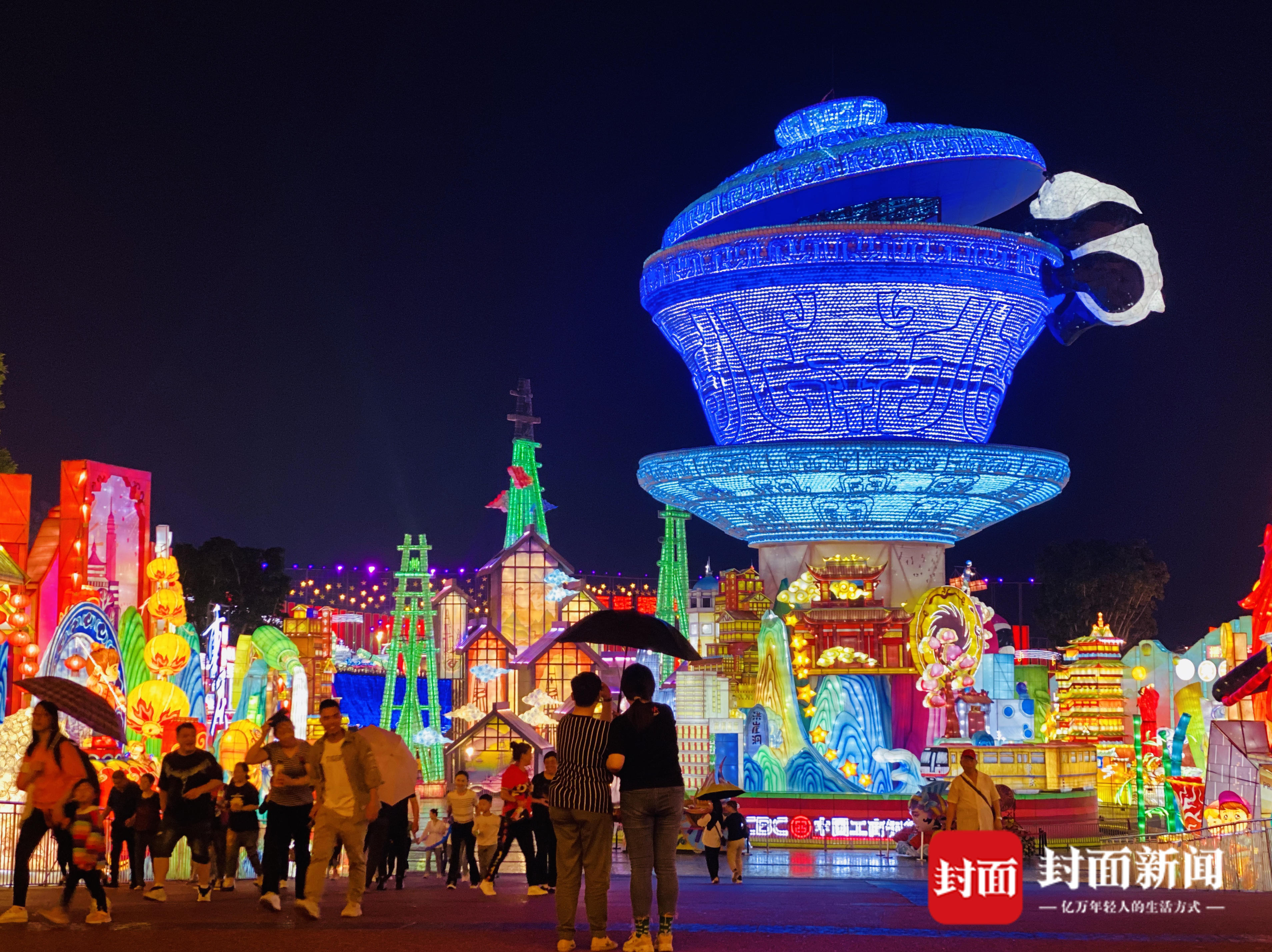 狂风骤雨下的“平静” 自贡·中华彩灯大世界有序疏散游客6000余名