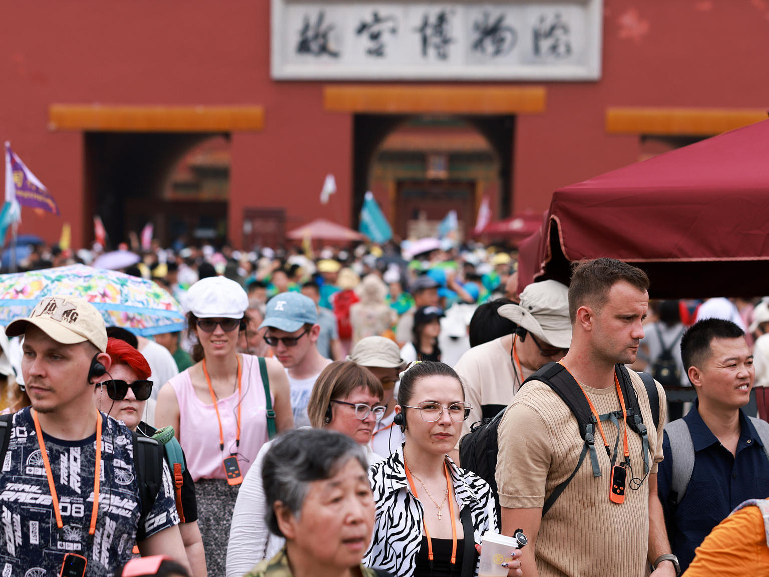 “中国游”持续火热！如何扩大入境消费？商务部副部长答封面新闻 | 提问部长