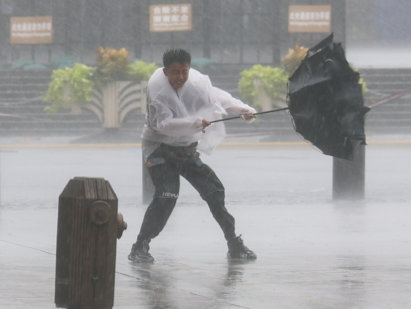 台风“白海豚”在浙江台州玉环沿海登陆 中心附近最大风力14级