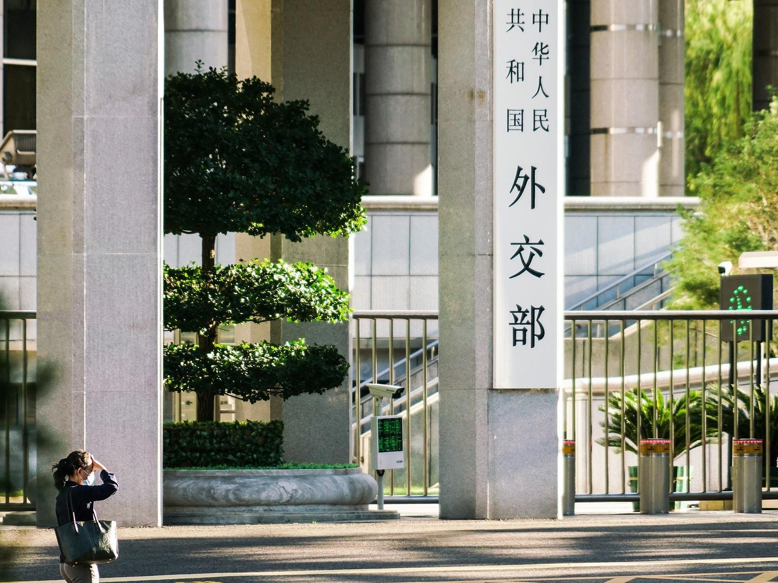 中华人民共和国外交部关于有关国家炒作“南海仲裁案裁决”出台十年的声明