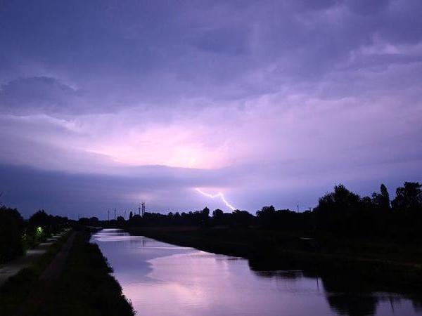 双预警齐发！山西、河北南部等地将有10级以上雷暴大风