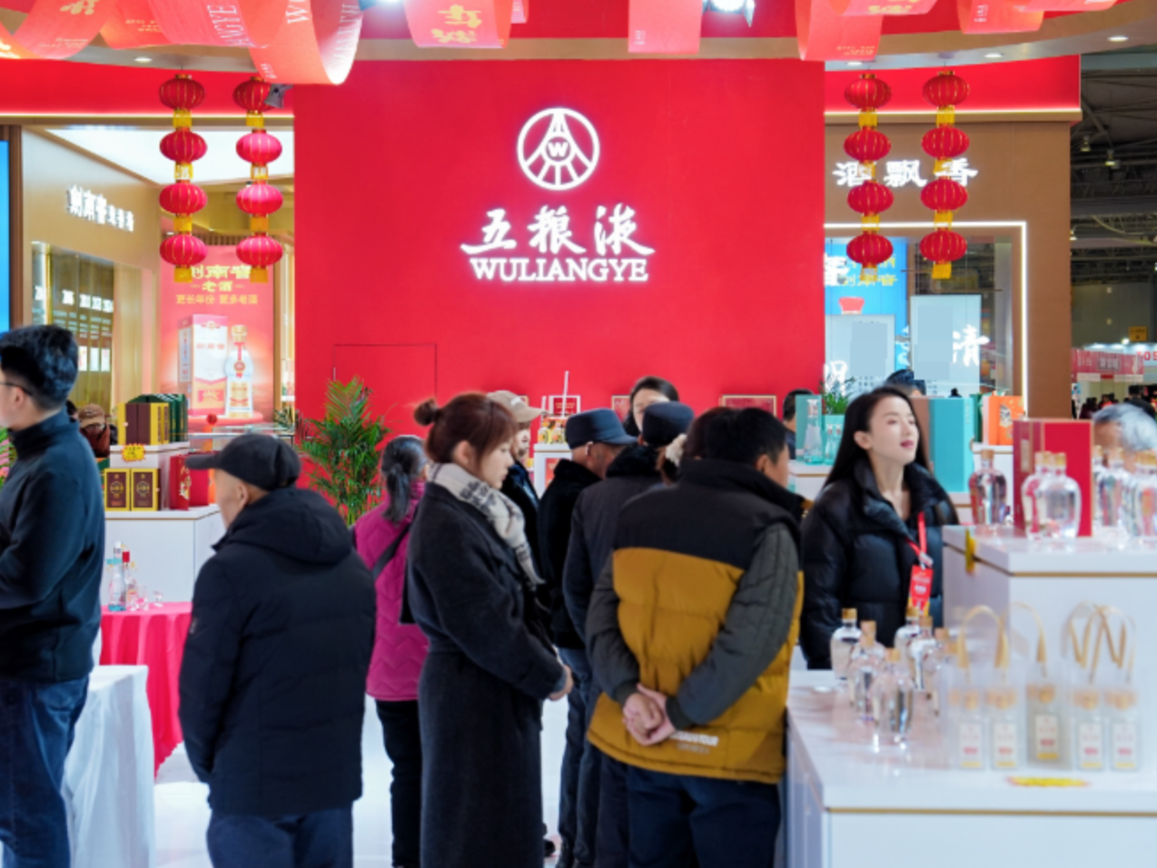 双城联动抢滩春节消费 五粮液新春展厅点亮年味经济
