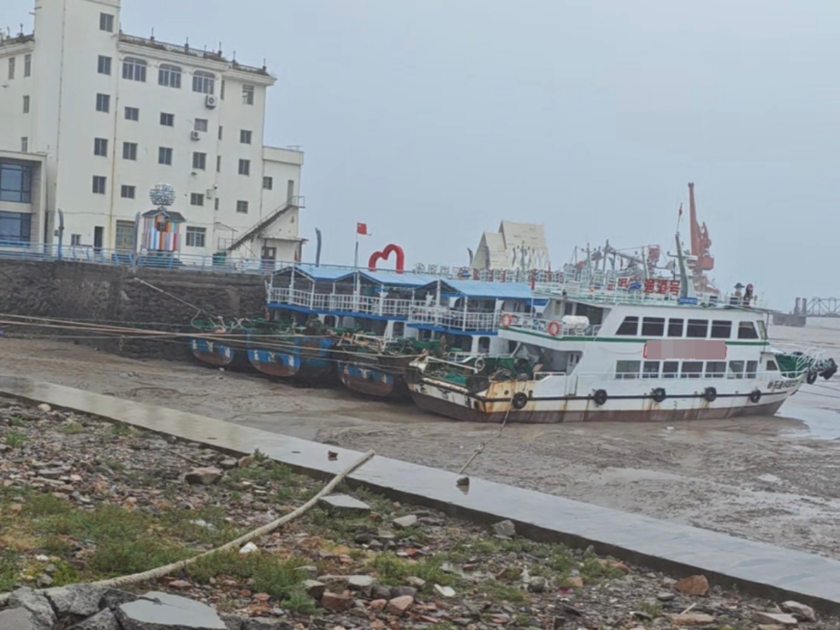台风“巴威”即将登陆浙江沿海，封面新闻直击：全员紧张备战，风雨大到行走艰难｜封面头条